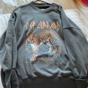 Oversized boyfriend def leopard graphic sweatshirt